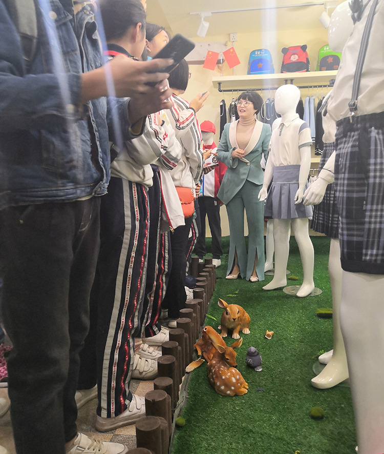 南城陽(yáng)光第三小學(xué)參觀軒洋校服展廳